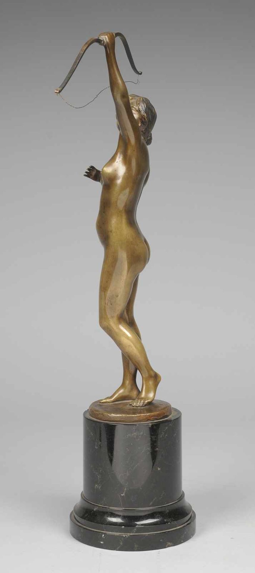 Rudolfi, Percimer (Deutscher Bildhauer, 1884 - 1932) Bronze, patiniert. "Diana". Auf runder - Bild 2 aus 5