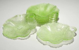 Sechs Uranglas-Desserttellerchen Hellgrünes Uranpressglas. Blattförmig, l. gemuldet mit gebogtem