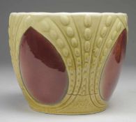 Jugendstil-Cachepot Sandfarbener Scherben. Reliefdekor. Innen cremefarben, außen in grün-gelben u.