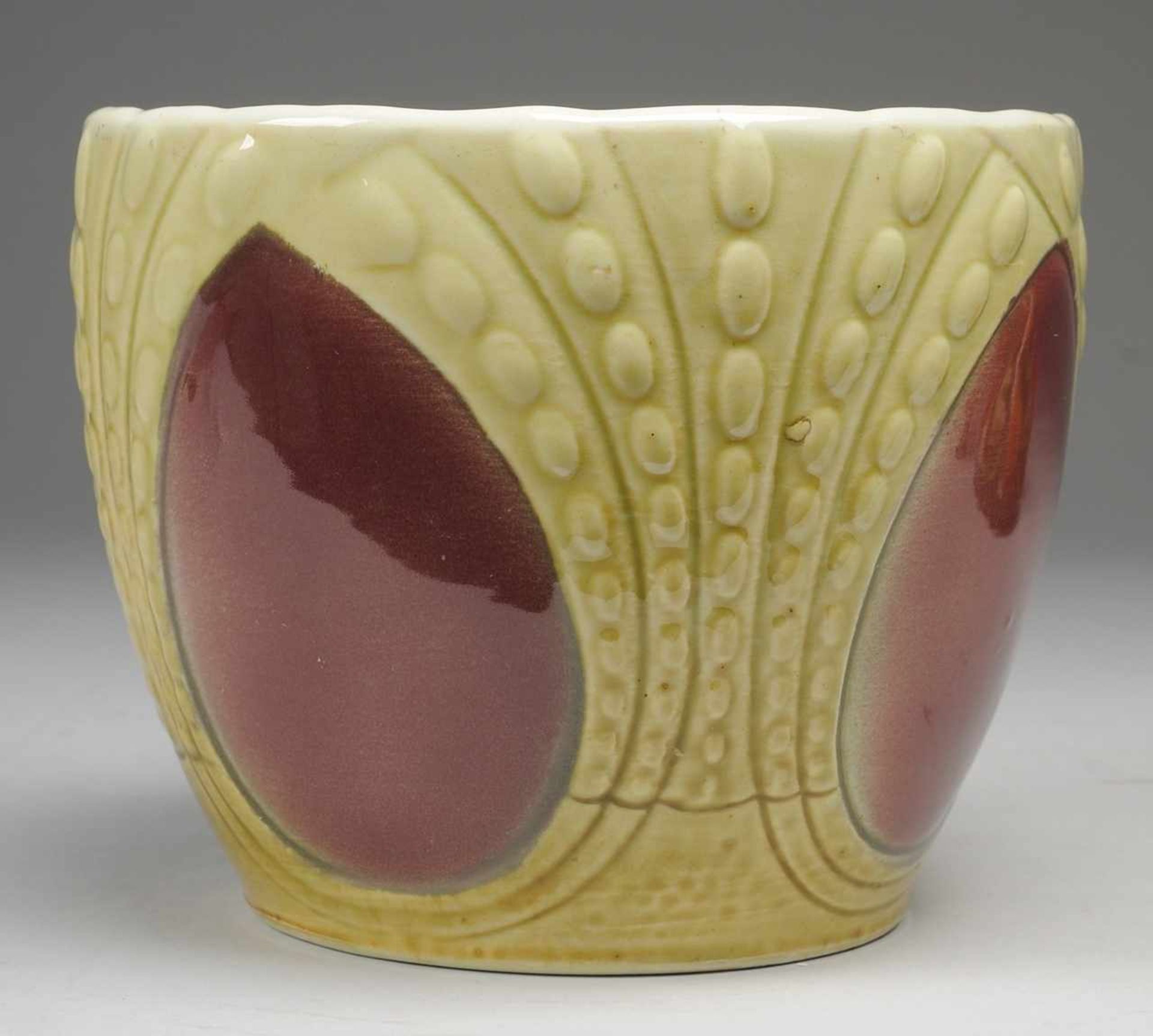 Jugendstil-Cachepot Sandfarbener Scherben. Reliefdekor. Innen cremefarben, außen in grün-gelben u.