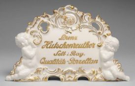 Werbeschild Lorenz Hutschenreuther Weiß, glasiert. Halbrunde Form mit Rocaillereliefrand, seitl.