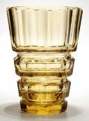 Vase Citringlas, dickes gelbes Kristallglas. Formgeblasen. Konische Form, zehnfach facettiert mit