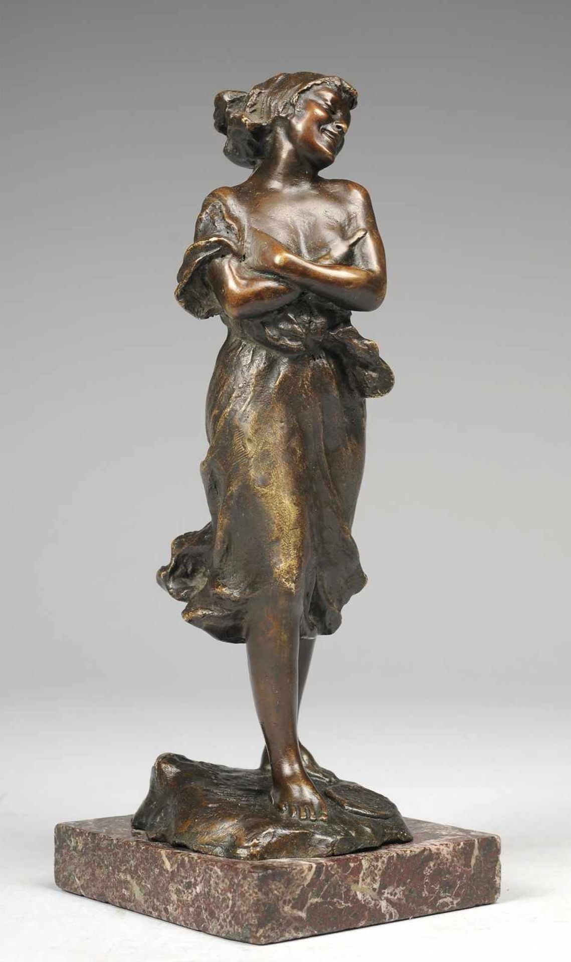 Aurisicchio, Vincenzo (Neapel 1855 - 1926) Bronze, patiniert. Auf Naturplinthe lachende junge Frau