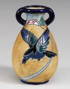 "Amphora"-Henkelvase Sandfarbener Scherben. Blau glasierte Griffe u. Ränder. Korpus mit