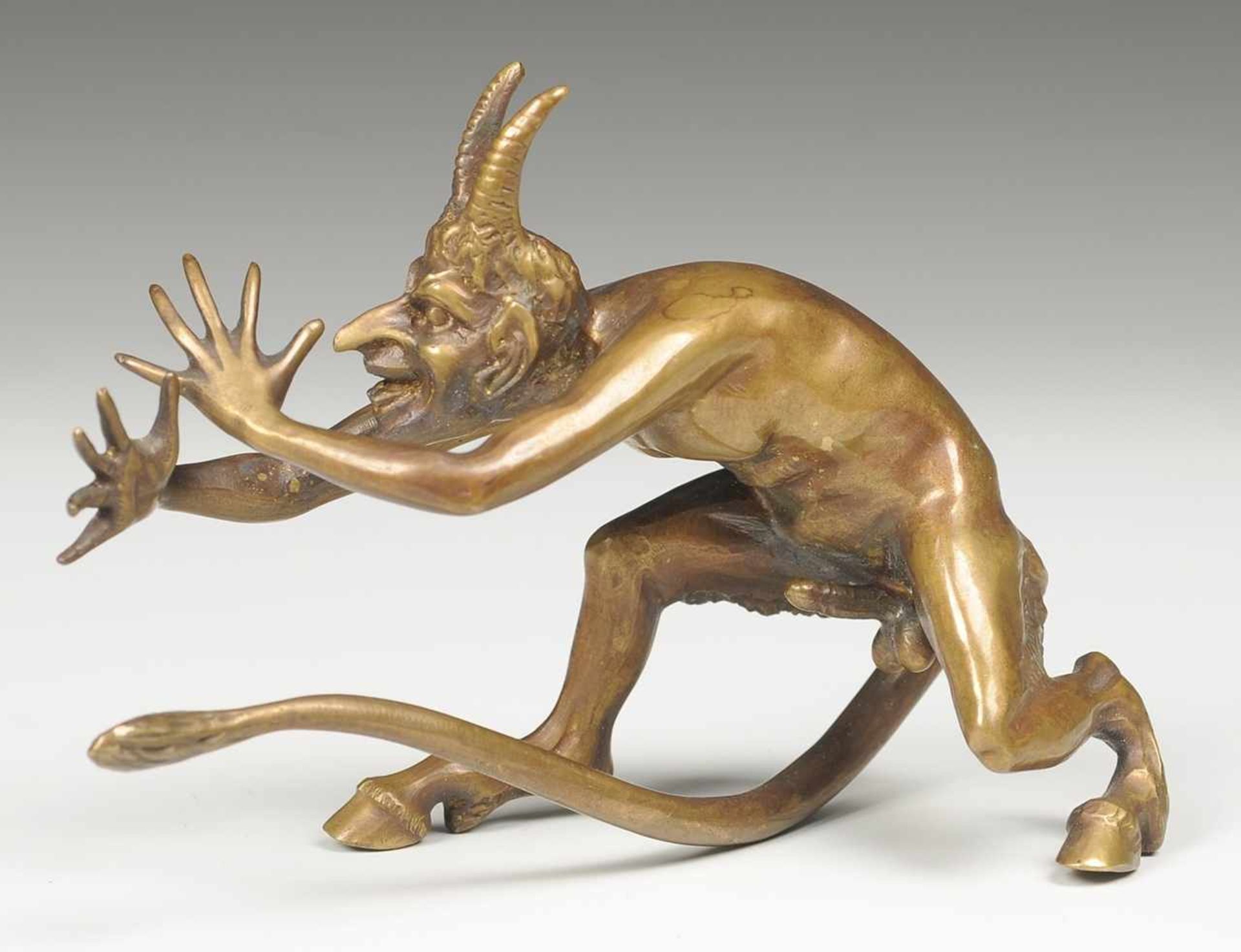 Unbekannt (Wiener Künstler, A. 20. Jh.) Bronze, patiniert. Nackter Teufel in bewegter Haltung mit