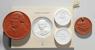 Fünf Plaketten Böttgersteinzeug/ Biskuit. Darstellung Martin Luthers, Medaille anlässlich des 800-