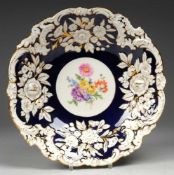 Prunkschale Weiß, glasiert. Gemuldet. Geschweifter Rand. Floral- u. Rocaillereliefdekor. Part.