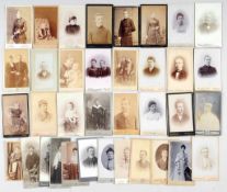 Konvolut Porträt-Fotografien 48-tlg. Hochformatige Papierabzüge, auf Karton kaschiert.