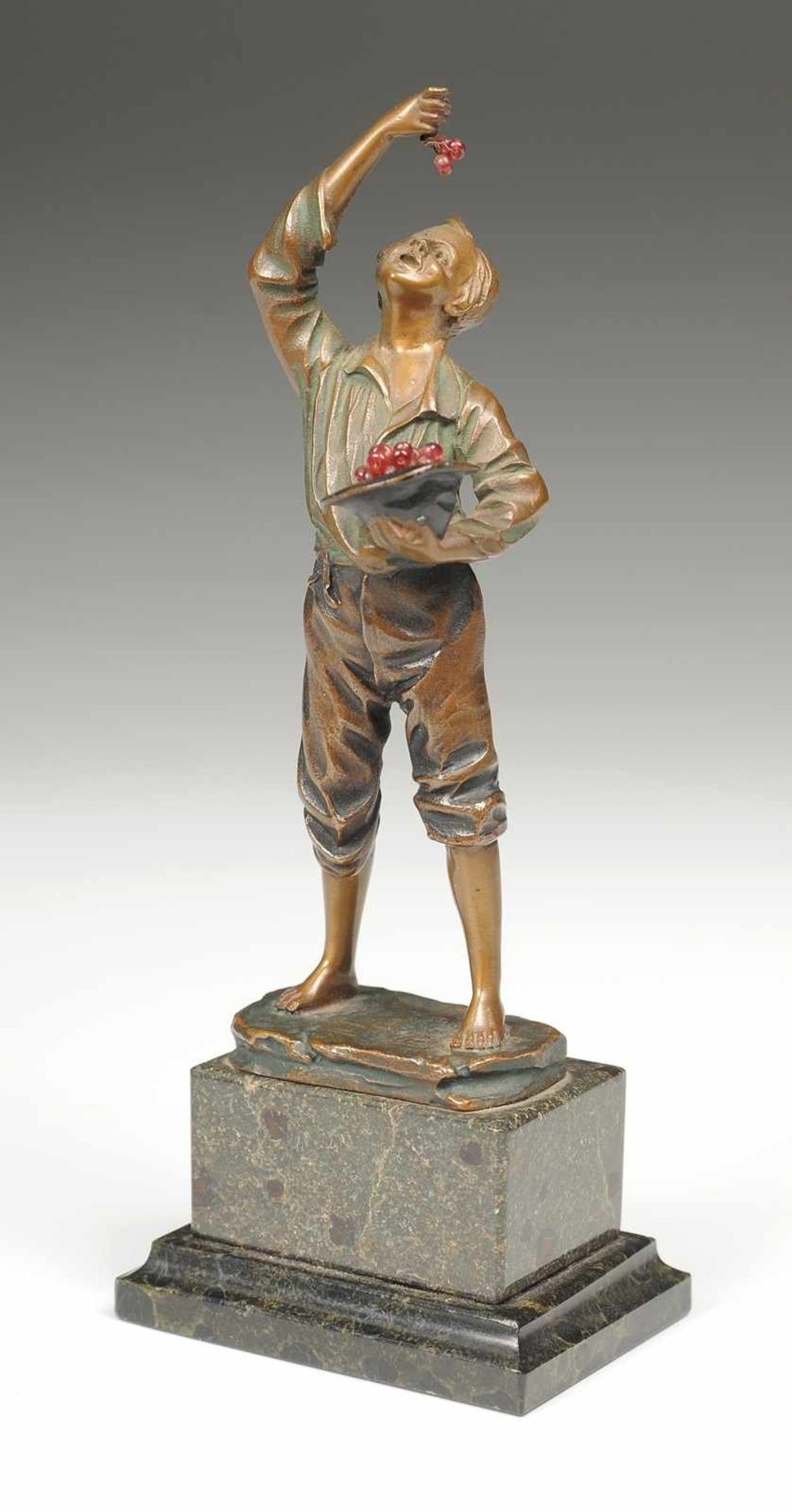 Hänold (Deutscher Künstler, A. 20. Jh.) Bronze, patiniert. Der Kirschenesser. Auf flacher Plinthe