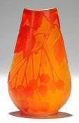 Kleine Vase mit Elsbeeren Farbloses Glas, orangerot überfangen. Formgeblasen. Auf mattiertem Fond