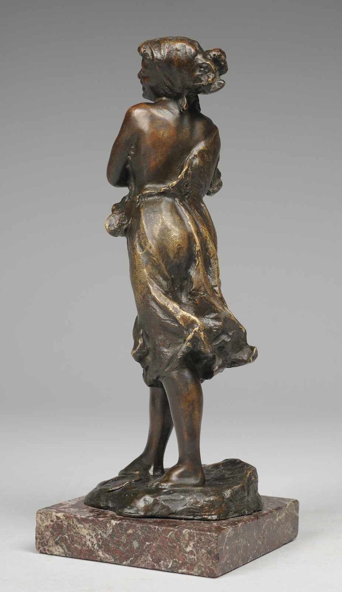 Aurisicchio, Vincenzo (Neapel 1855 - 1926) Bronze, patiniert. Auf Naturplinthe lachende junge Frau - Bild 3 aus 6