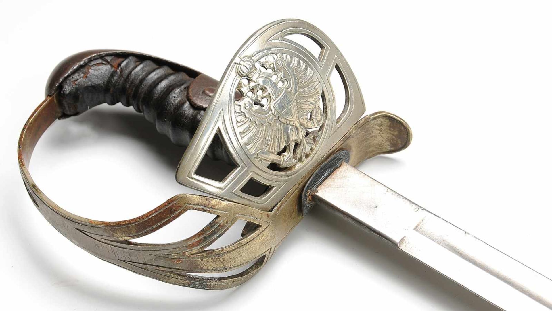 Säbel Metall/ Leder. Griffstück aus Leder an Bügelgefäß mit Parierstange u. Klappbügel. Geometrische - Image 2 of 2
