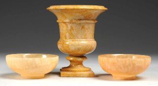 Vase und zwei Schalen Marmor, Alabaster. Auf quadratischer Basis Vase in Kraterform. Schalen