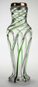 Jugendstil-Vase Farbloses Glas. Formgeblasen. Auf rundem Fuß vierkantig gedrückter Korpus, l.