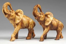 Elefantenpaar Kunstharz in Gelb- u. Brauntönen. Naturalistische Darstellung mit erhobenem Kopf. H.