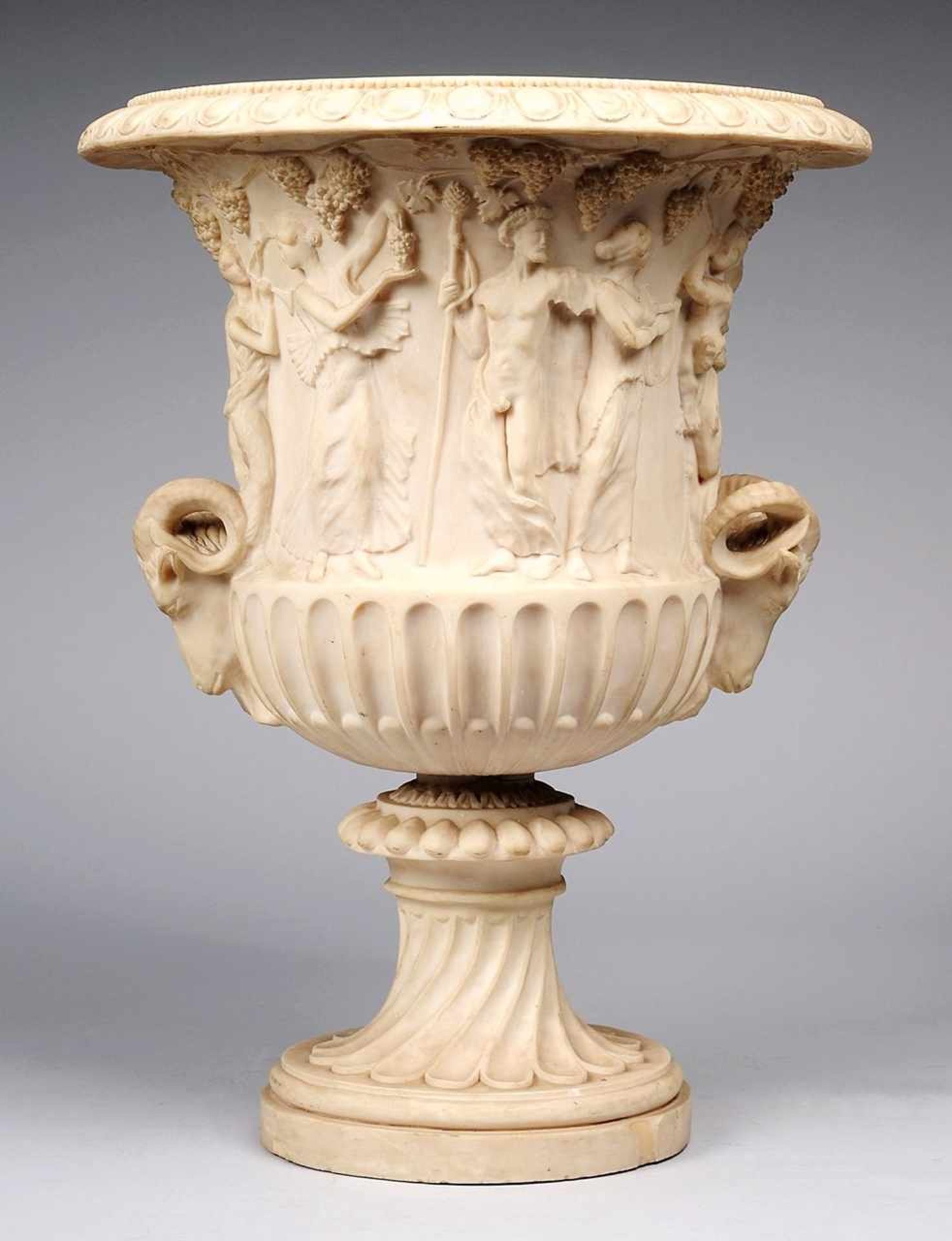 Kelchkrater Alabaster. In Form eines antiken Gefäßes mit Kannellierung u. Eierstabreliefdekor. 2