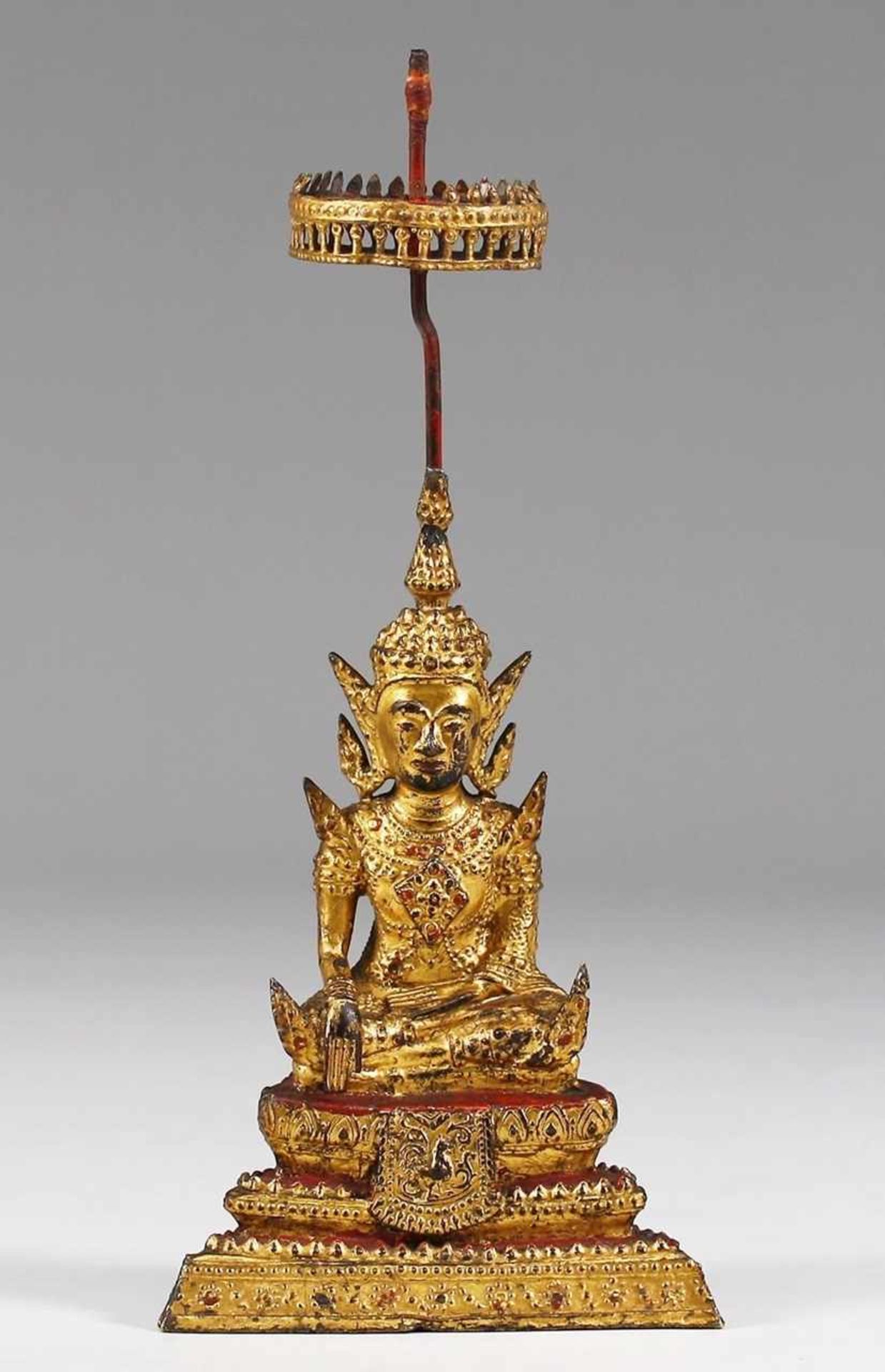 Buddha mit Ehrenschirm Bronze, part. rot gefasst u. vergoldet. Buddha auf einem Lotusthron in