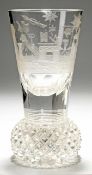 Freimaurer-Logenglas Farbloses Glas. Formgeblasen. Wulstiger Sockel mit Steinelschliff. Gestreckt