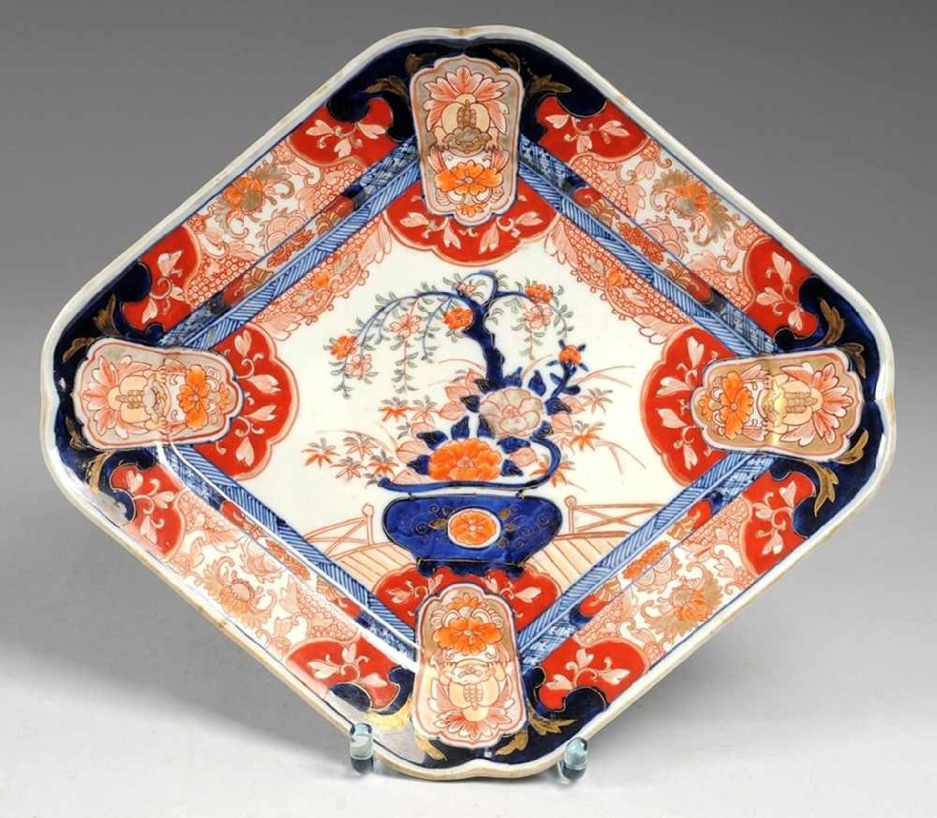 Imari-Schale Porzellan. Rautenförmig mit l. gebogenem Rand. Bemalung in Uglbl., Rot, Orange, Gold u.