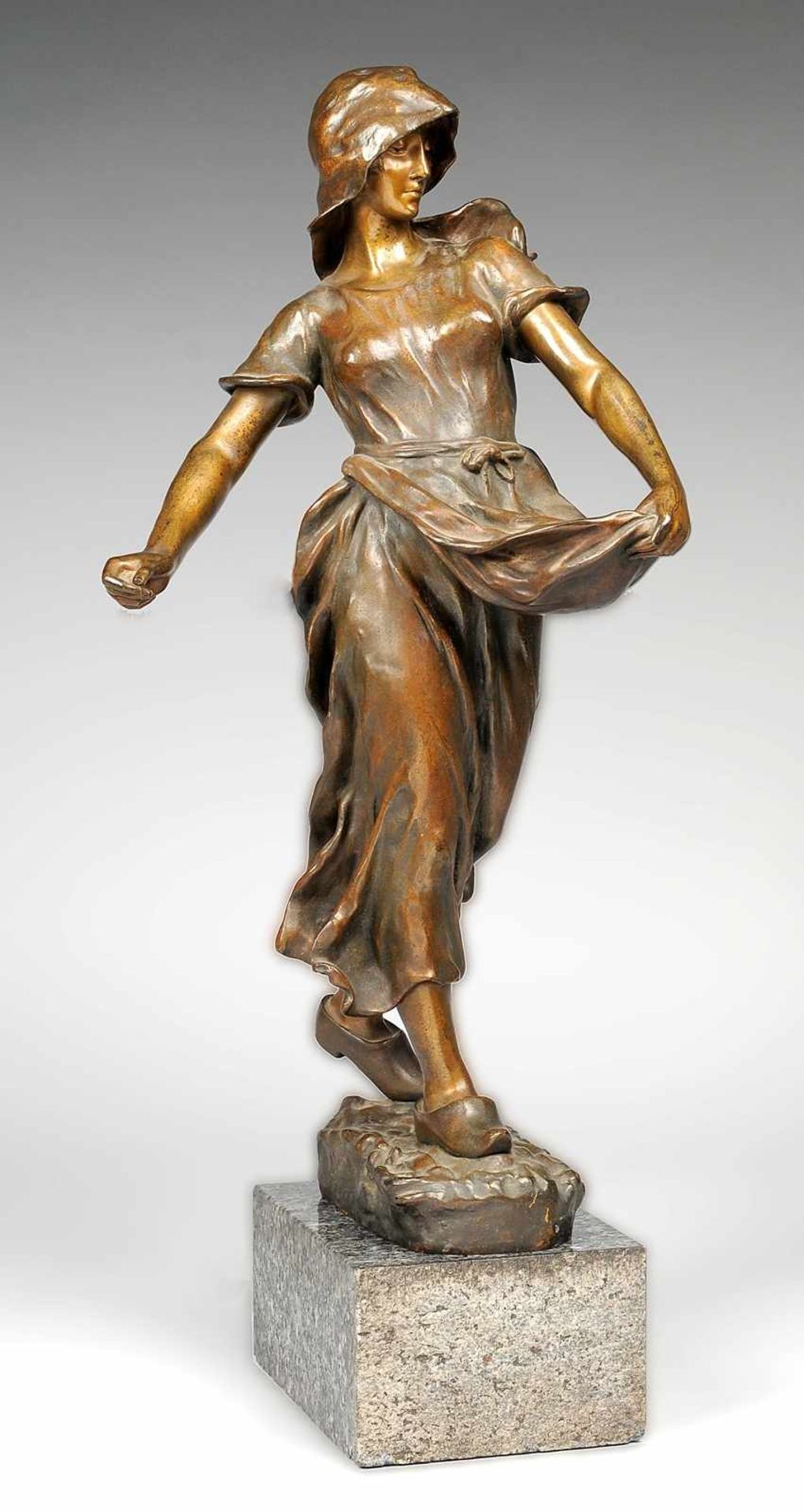 Schörk, Hans (geb. 1849 in Wien, war tätig ebd.) Bronze, patiniert. Auf Naturplinthe schreitende