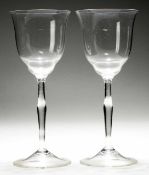 Paar Jugendstil-Weingläser Farbloses Glas. Formgeblasen. L. ansteigender Fuß, Entasisschaft, Kuppa