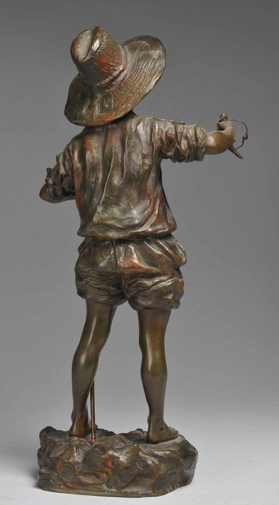 Cardona, Josép (1878 Barcelona - 1922 Moià) Bronze, patiniert. Auf Naturplinthe Knabe mit - Bild 2 aus 4