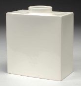 Vase "Cadre" Weiß, glasiert. Rechteckiger Korpus mit zylindrischem Mündungsring. Entw.: Trude Petri,