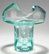 Vase Grünes dickwandiges Glas. Formgeblasen. Zylindrischer Fuß mit facettierten Flächen. Oben weit