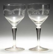 Paar Jugendstil-Weingläser Farbloses Glas. Formgeblasen. Tellerfuß, o. abgeschnürter, anschwellender