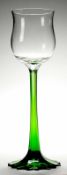 Jugendstil-Weinglas Farbloses u. grünes Glas. Formgeblasen. Ansteigender, facettierter Fuß mit