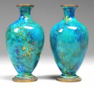 Paar "Sévres"-Vasen Sandfarbener Scherben. Auf ausgestelltem, gekehltem Standfuß ovoider Korpus