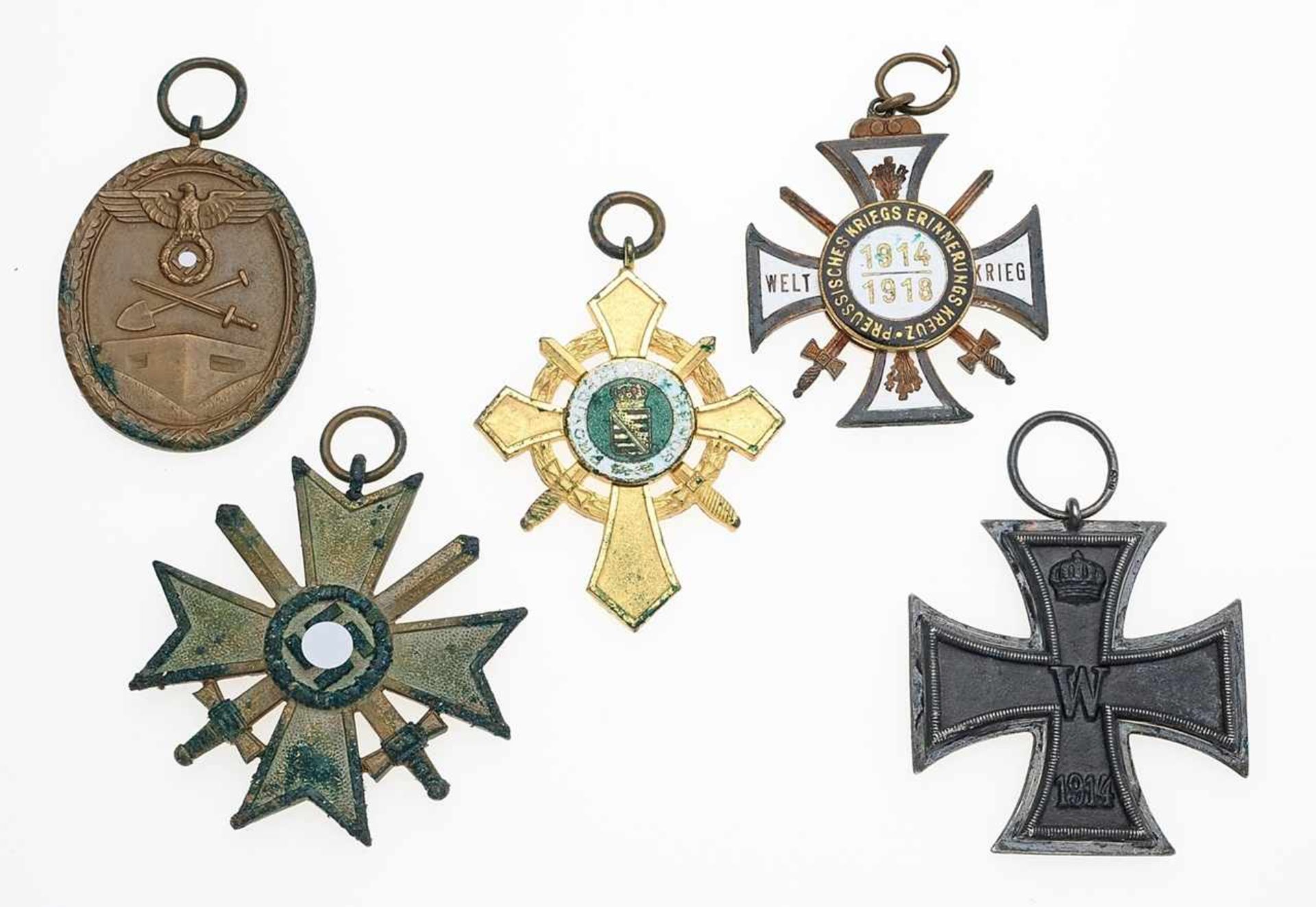 Fünf Orden Versch. Metalle, z. T. emailliert und vergoldet. "Eisernes Kreuz 2. Klasse 1914 für