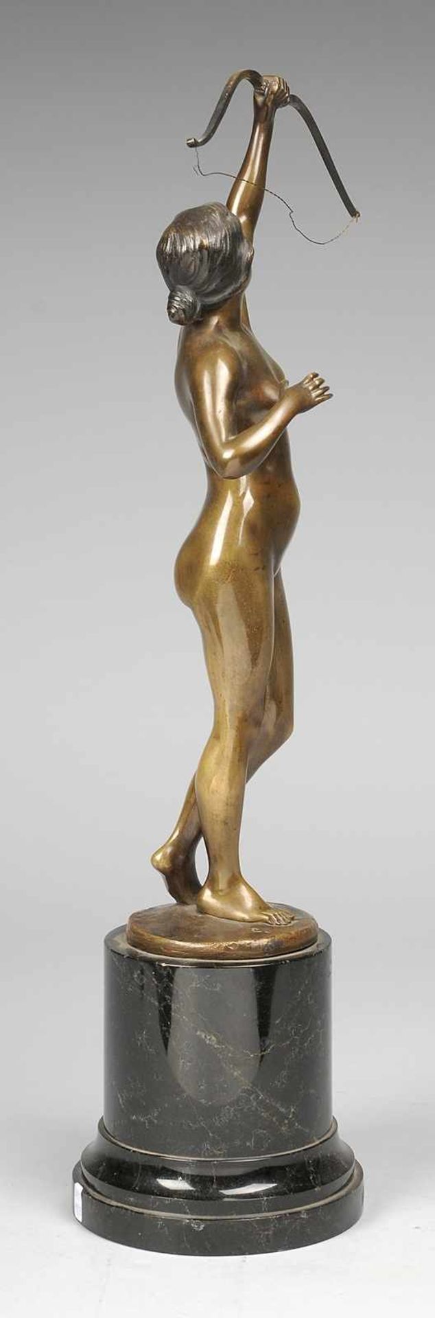 Rudolfi, Percimer (Deutscher Bildhauer, 1884 - 1932) Bronze, patiniert. "Diana". Auf runder - Bild 4 aus 5