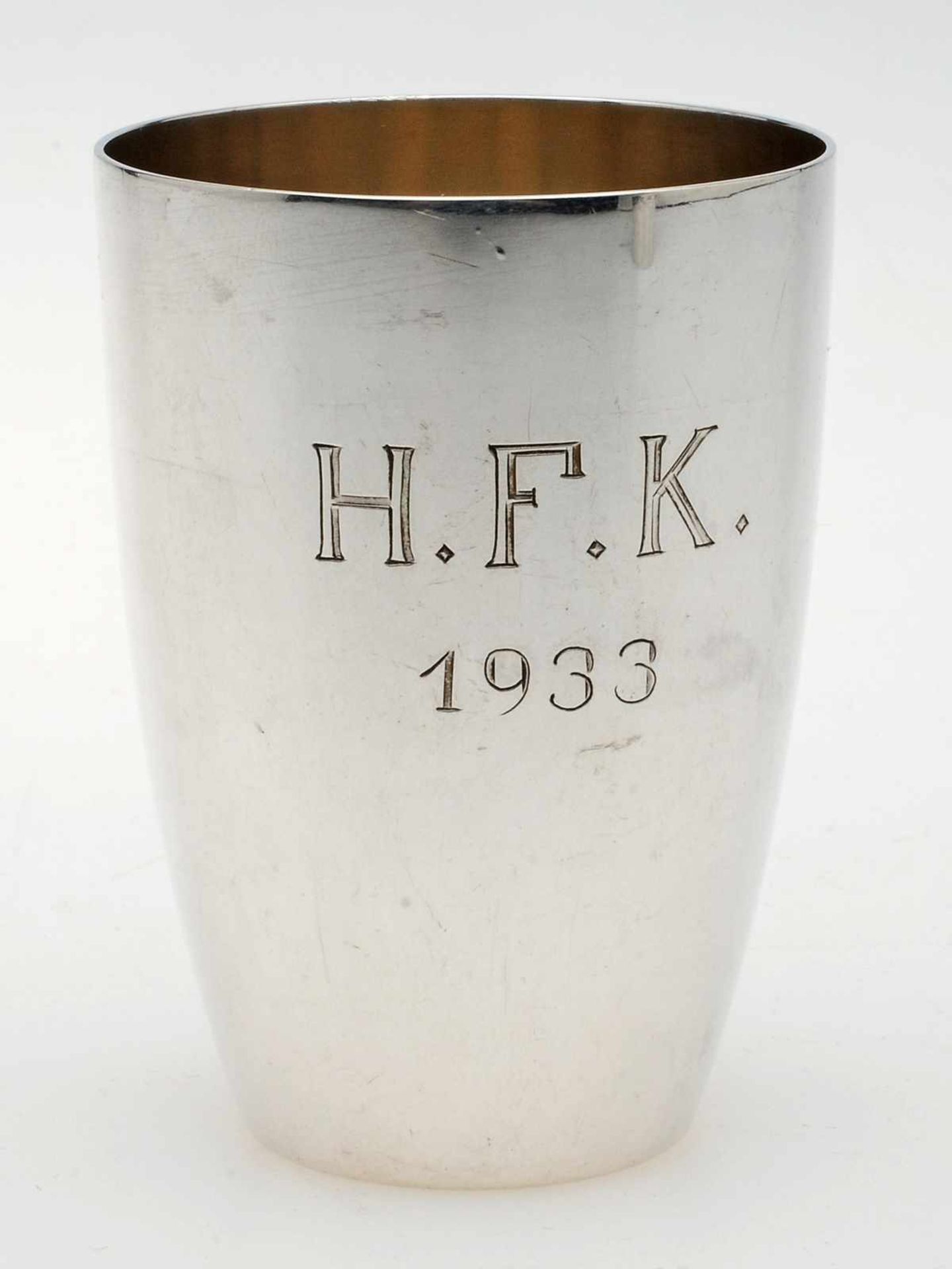 Becher Einfache konische, l. gewölbte Form. Fronts. grav. Monogr. "H.F.K." u. dat. 1933. Gest. "