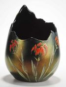 Jugendstil-Vase Dunkelviolettes Glas. Formgeblasen. Eiförmig mit unregelmäßig gebogtem Rand. Fronts.