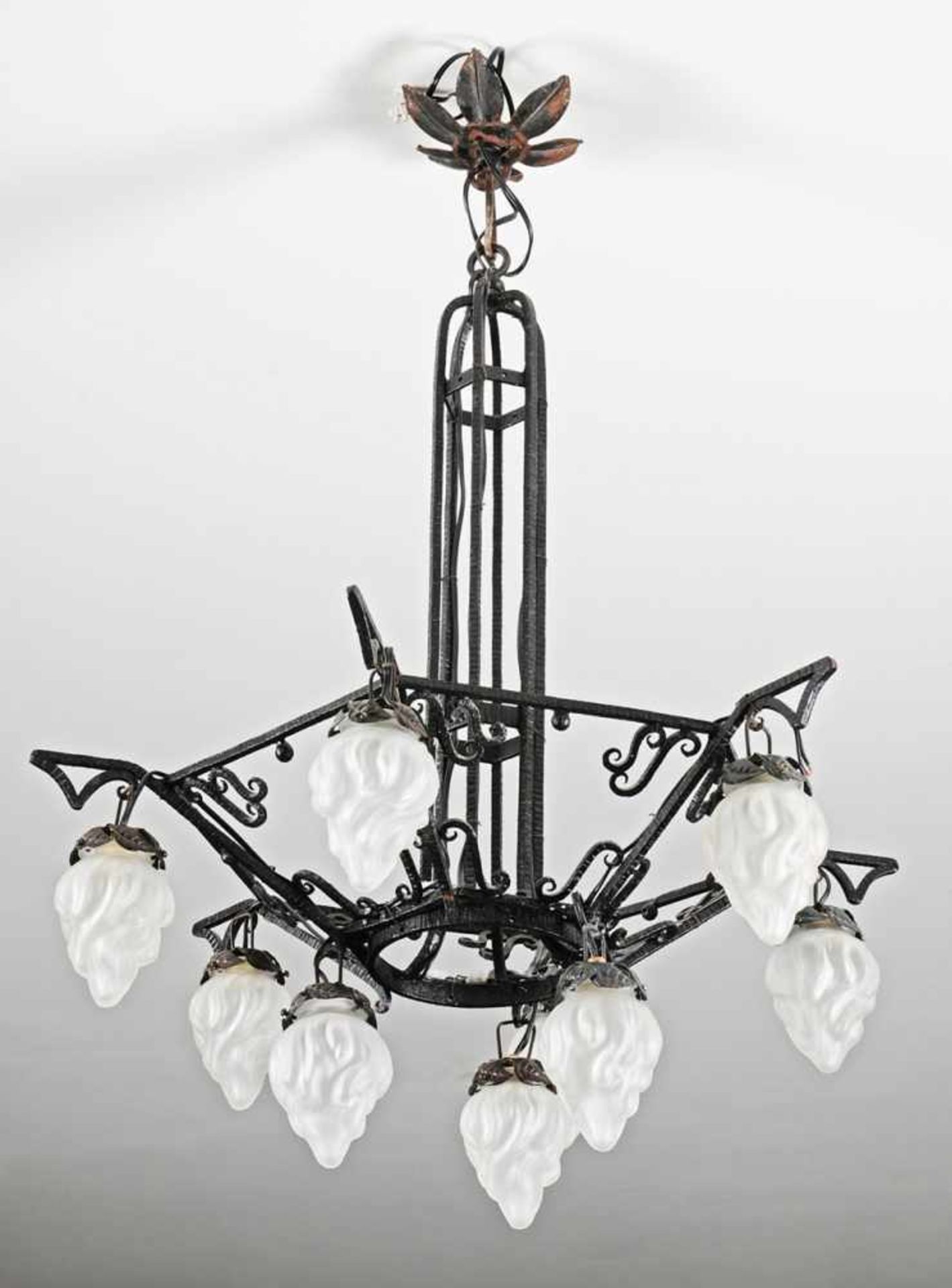 Deckenlampe 9-flg. Schmiedeeisen/ Glas. Schlankes Gestell, unten korbartig mit 9 abgehängten,