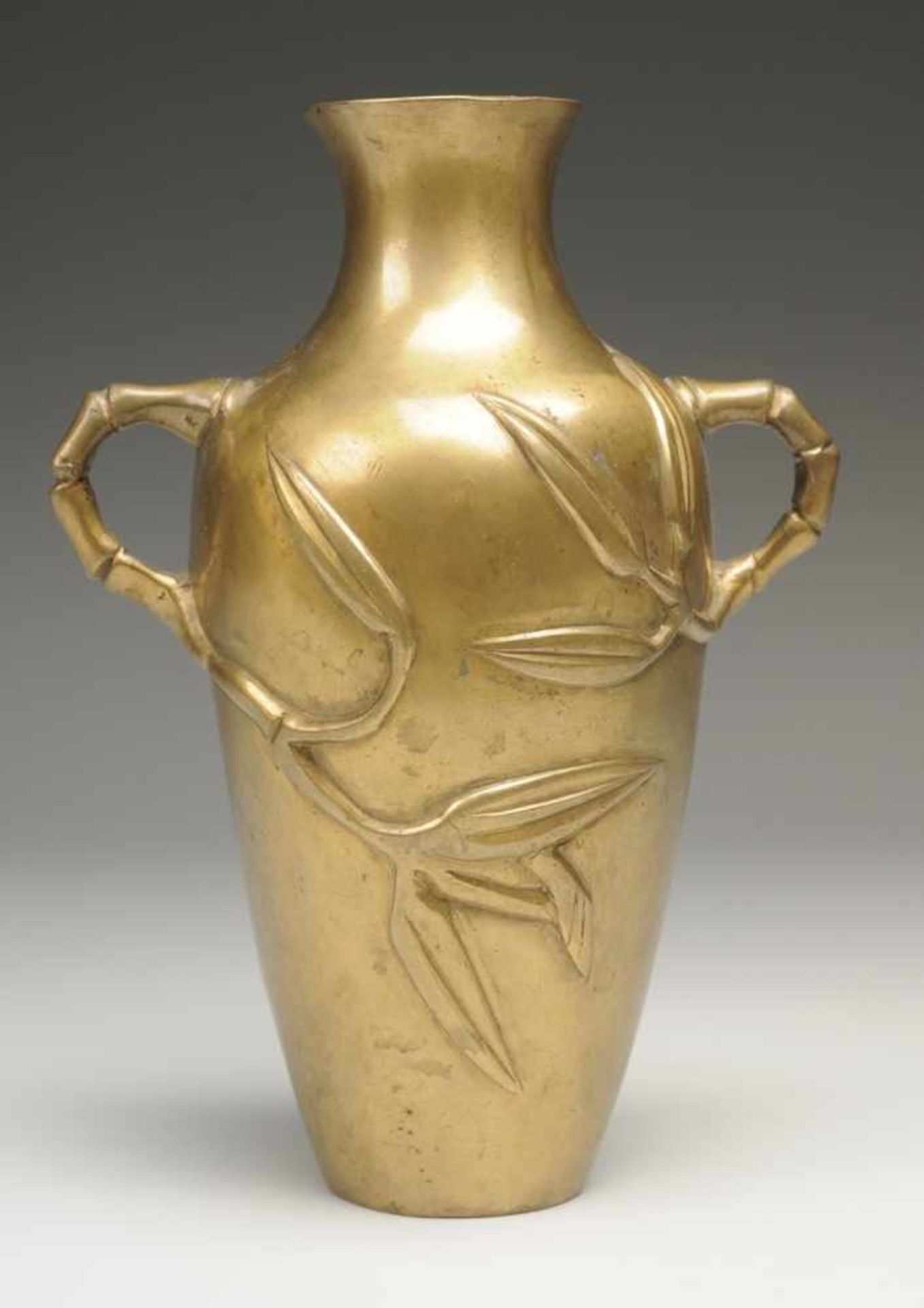 Vase Messing. Ovoider Korpus mit leicht ausgezogener Mündung u. Handhaben in Form von