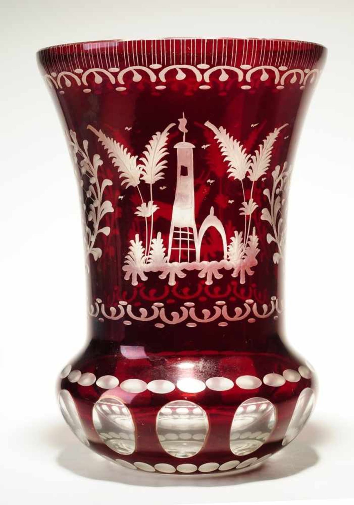 Vase Farbloses Glas, rot gebeizt. Formgeblasen. Geschliffene Kartuschen, Ranken, Wild u.