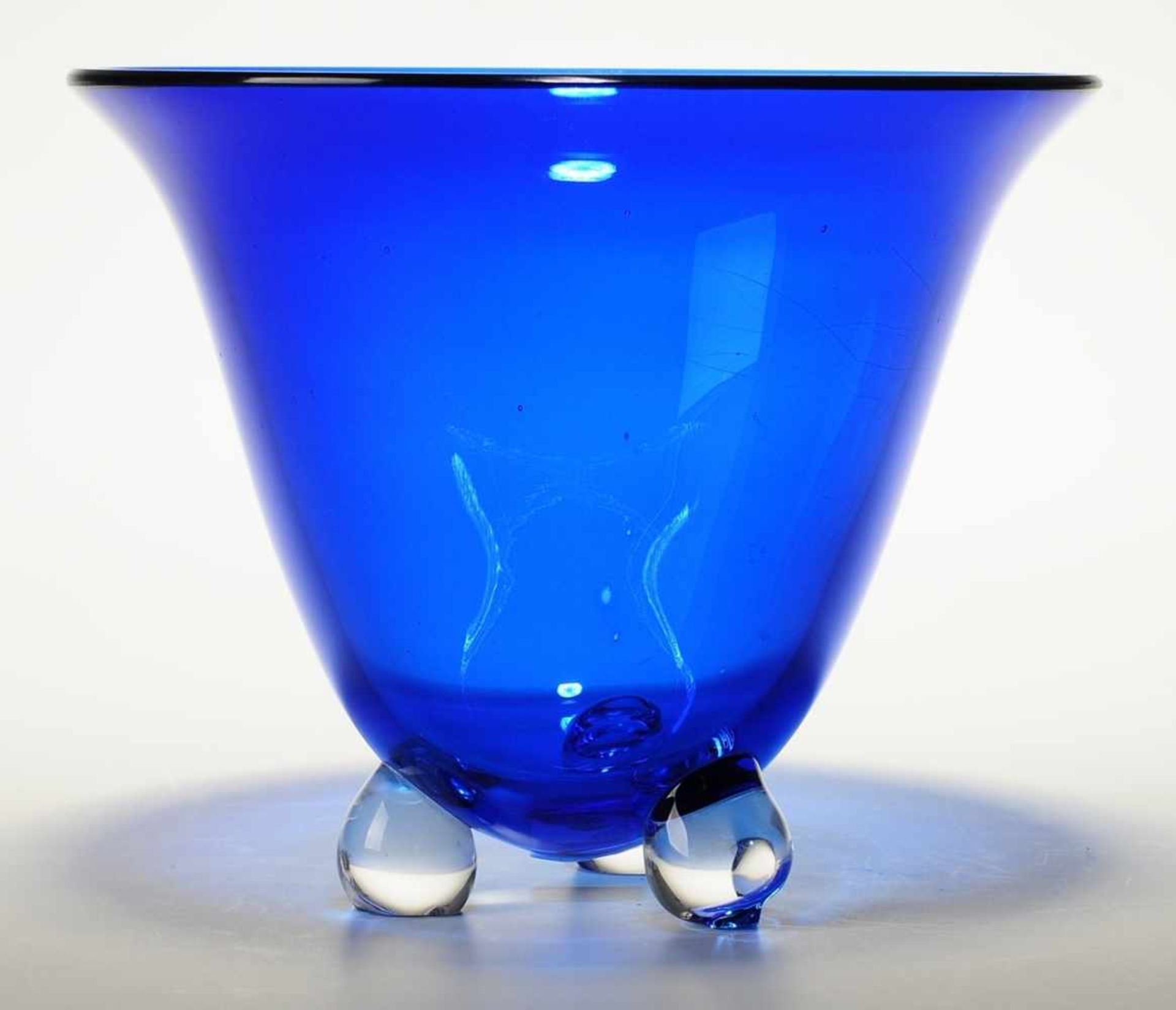 Tango-Vase Farbloses Glas, kobaltblau überfangen. Formgeblasen. Glockenförmiger Korpus auf 3