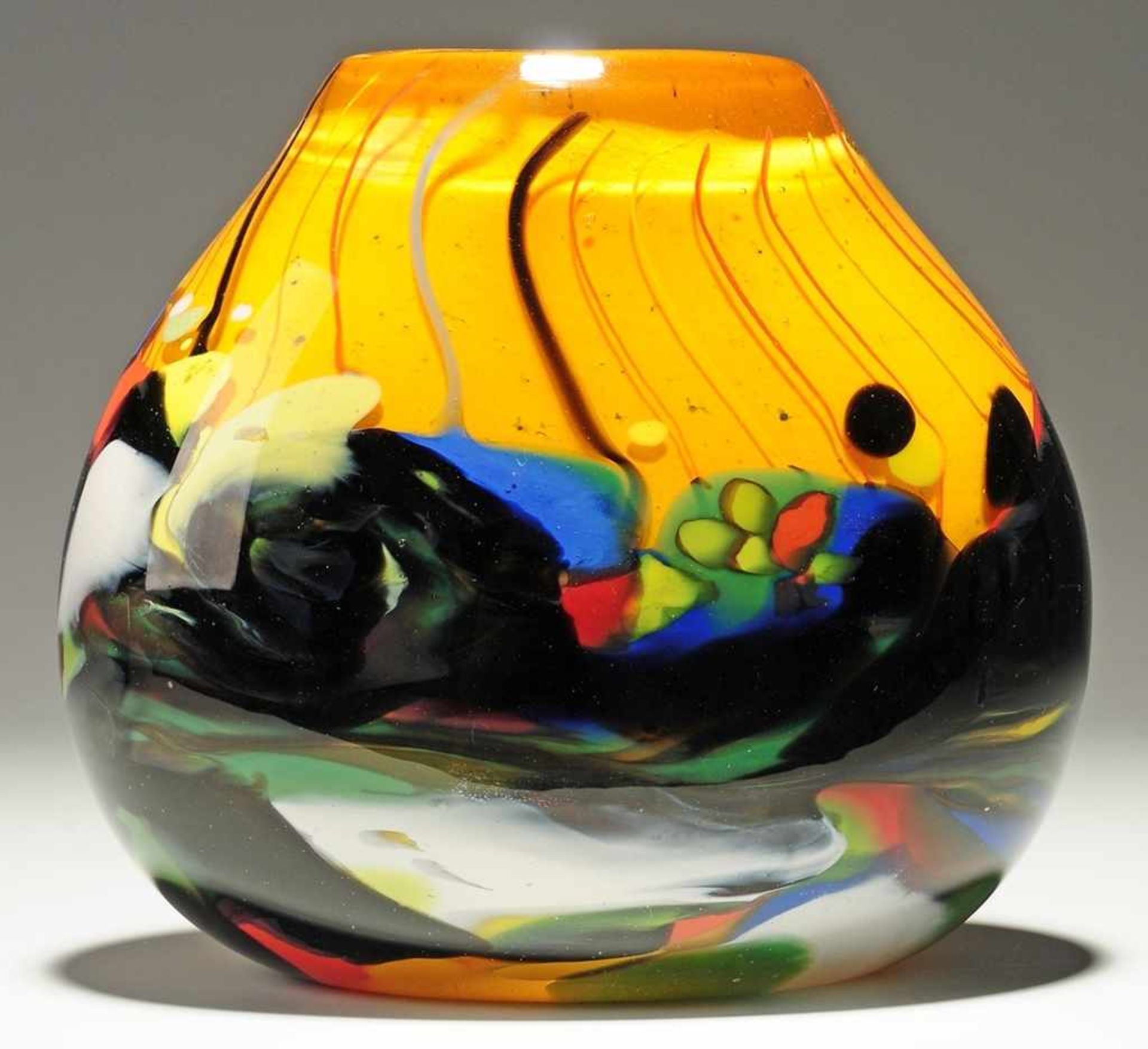 Studioglas-Vase Dickwandiges farbloses Glas mit polychromen Pulvereinschmelzungen auf orangefarbenem