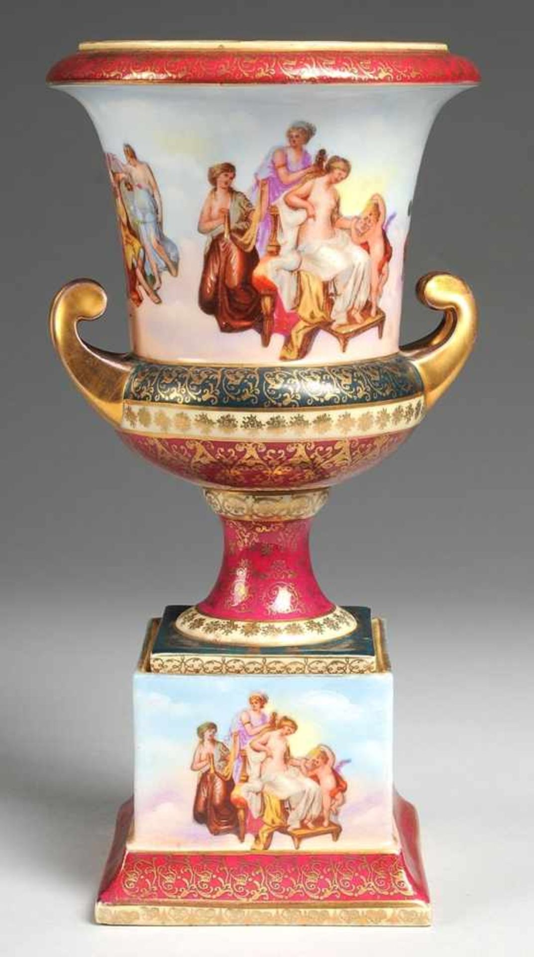 Prunkvase Weiß, glasiert. Über quadratischem gestuftem Sockel Vase in Kraterform mit seitl.