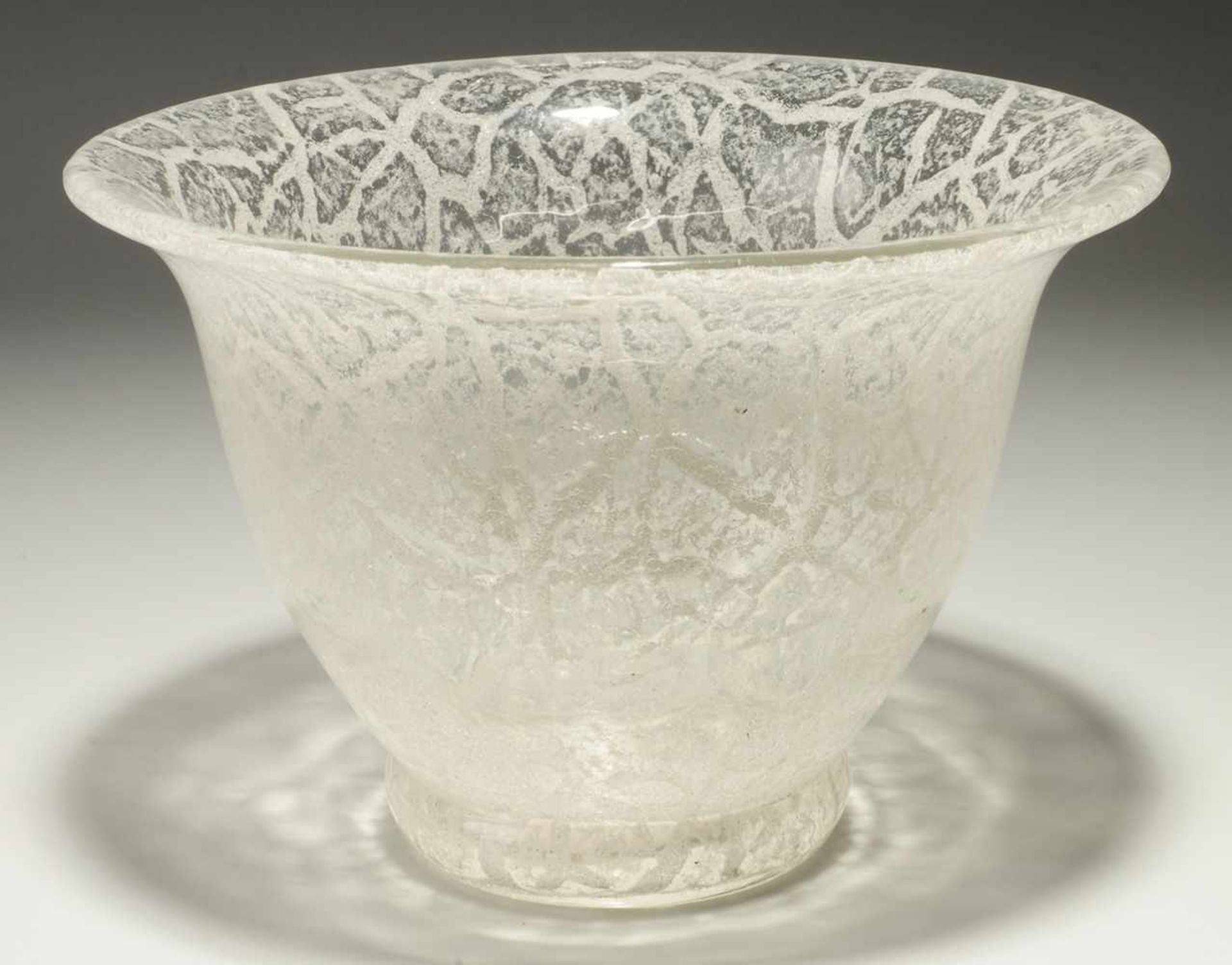 Vase Farbloses Glas. Formgeblasen. Zwischen den Schichten weißes Emailkrakelee. H. 13,5 cm. (32)