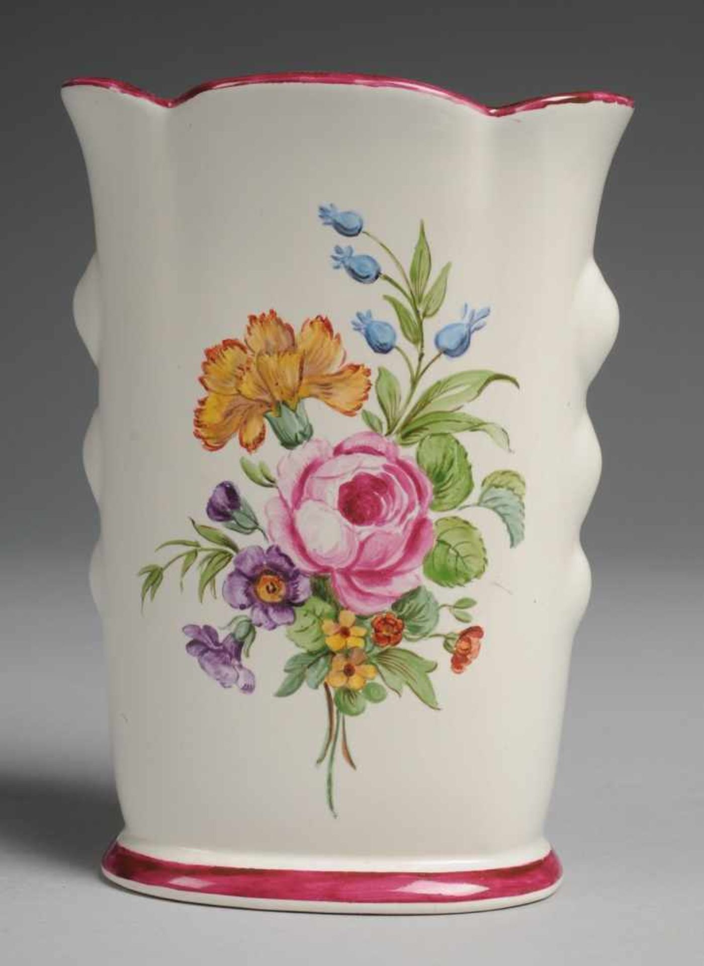 Vase Steingut, cremefarben glasiert. Gestreckte konische Form mit geschweifter Mündung, seitl.