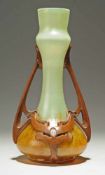 Jugendstil-Vase Lichtgrünes Glas, Opalglasunterfang, eingeschmolzene orangebraune Krösel.