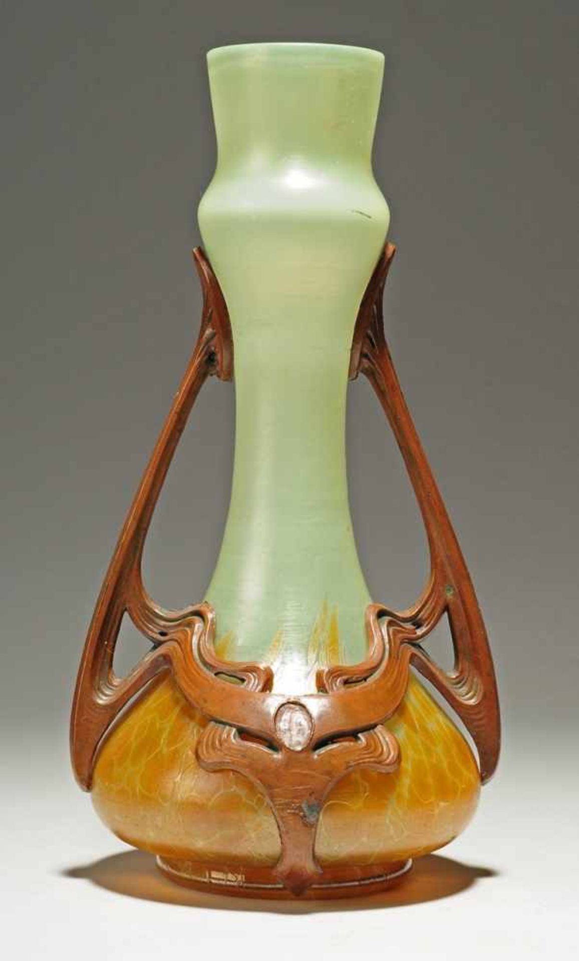 Jugendstil-Vase Lichtgrünes Glas, Opalglasunterfang, eingeschmolzene orangebraune Krösel.