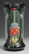 Jugendstil-Vase Steingut, polychrom glasiert. Zylindrisch-gestreckte Form mit l. ausschwingender