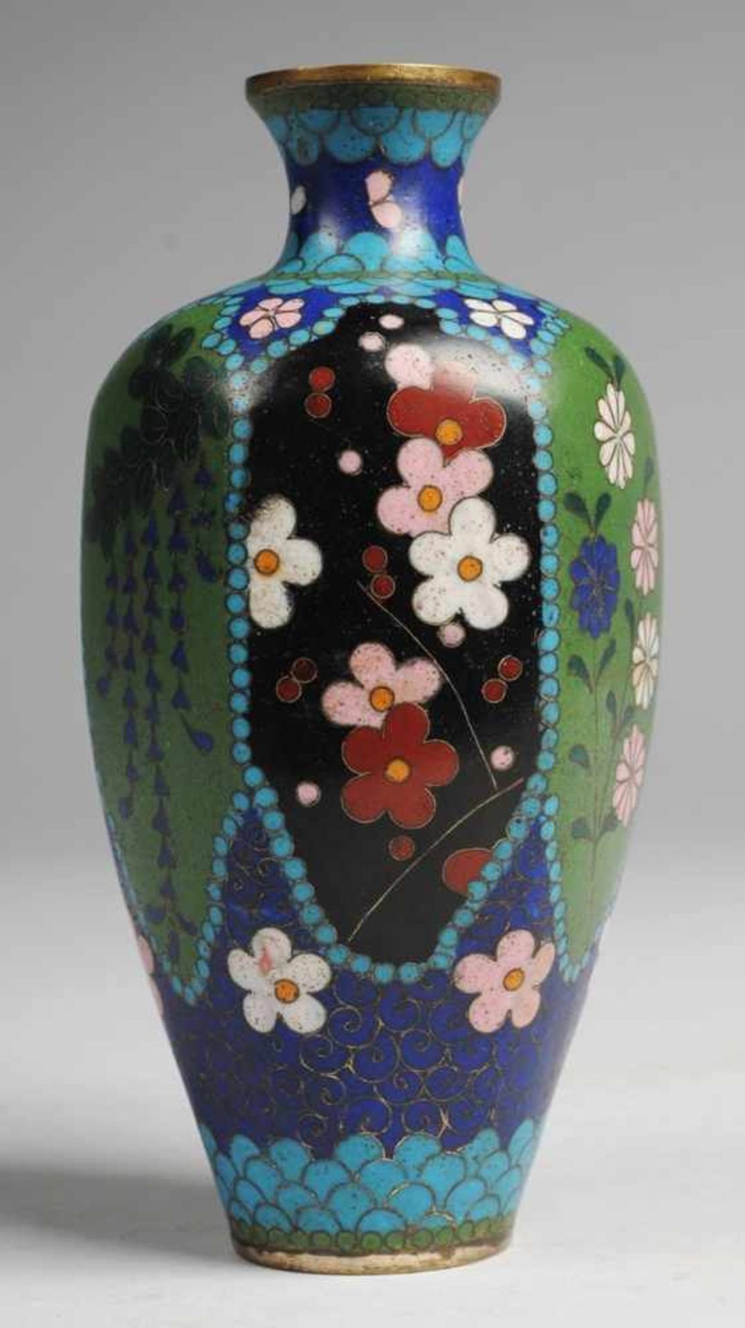 Cloisonné-Vase Messing. Ovoide Form mit oktogonal abgeflachter Wandung. Floraler u. ornamentaler