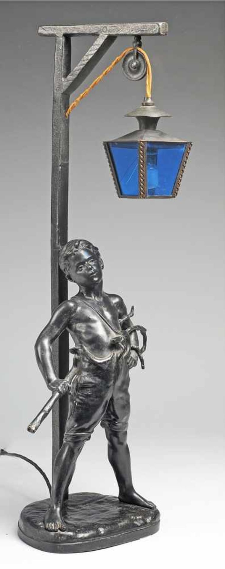 Vital-Cornu, Charles (Paris 1851 - 1927) Zinkguss, patiniert. Figürliche Tischlampe. Auf