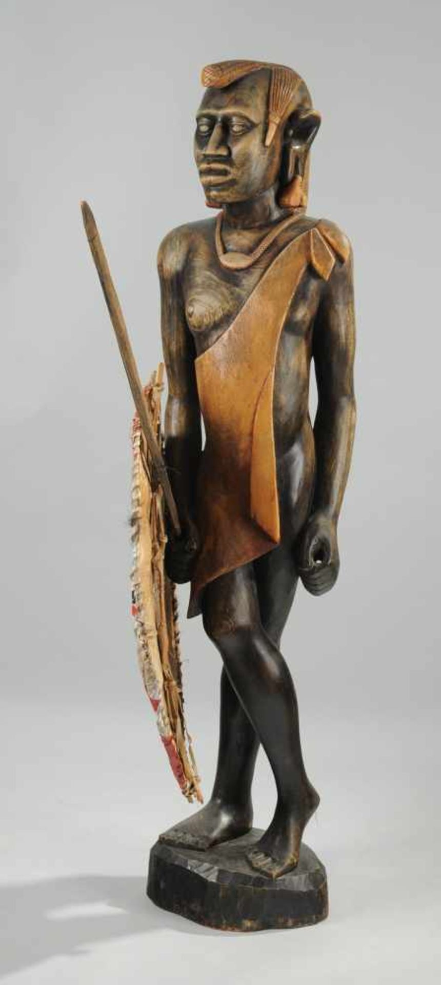 Massai-Krieger Hartholz, geschnitzt. Auf ovaler Plinthe stehende Figur eines Kriegers mit - Bild 2 aus 4