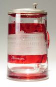 Deckelhumpen Farbloses Glas, part. rot gebeizt. L. konischer Korpus. Scharnierter Deckel in